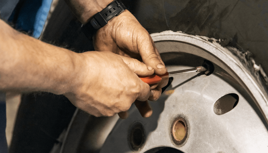 Identifique a baixa calibragem dos pneus para evitar suas consequências.